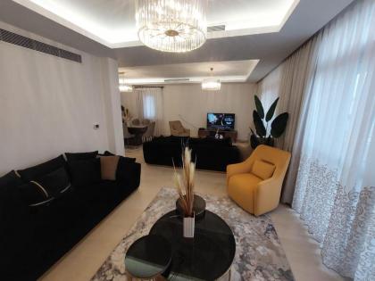 CFC Luxurious 4BR Apartment Remarkable value unbeatable Location - image 2