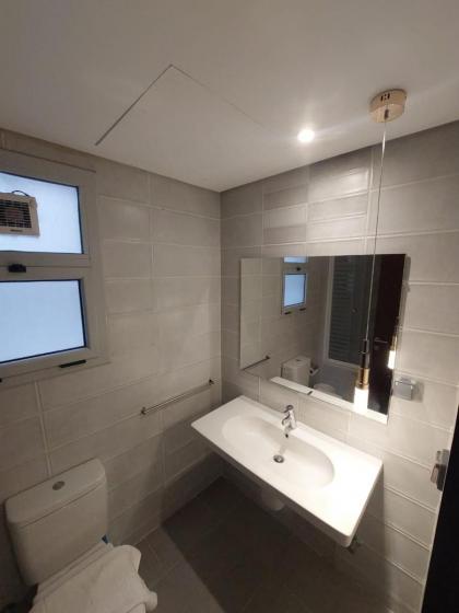 CFC Luxurious 4BR Apartment Remarkable value unbeatable Location - image 26