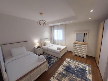 CFC Luxurious 4BR Apartment Remarkable value unbeatable Location - image 9