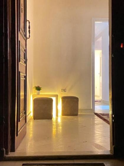 Luxary wooden apartment near airport - image 21