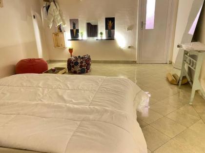 Luxary wooden apartment near airport - image 22