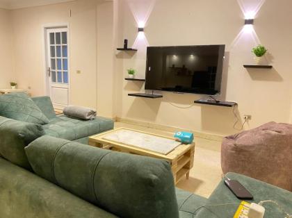 Luxary wooden apartment near airport - image 25