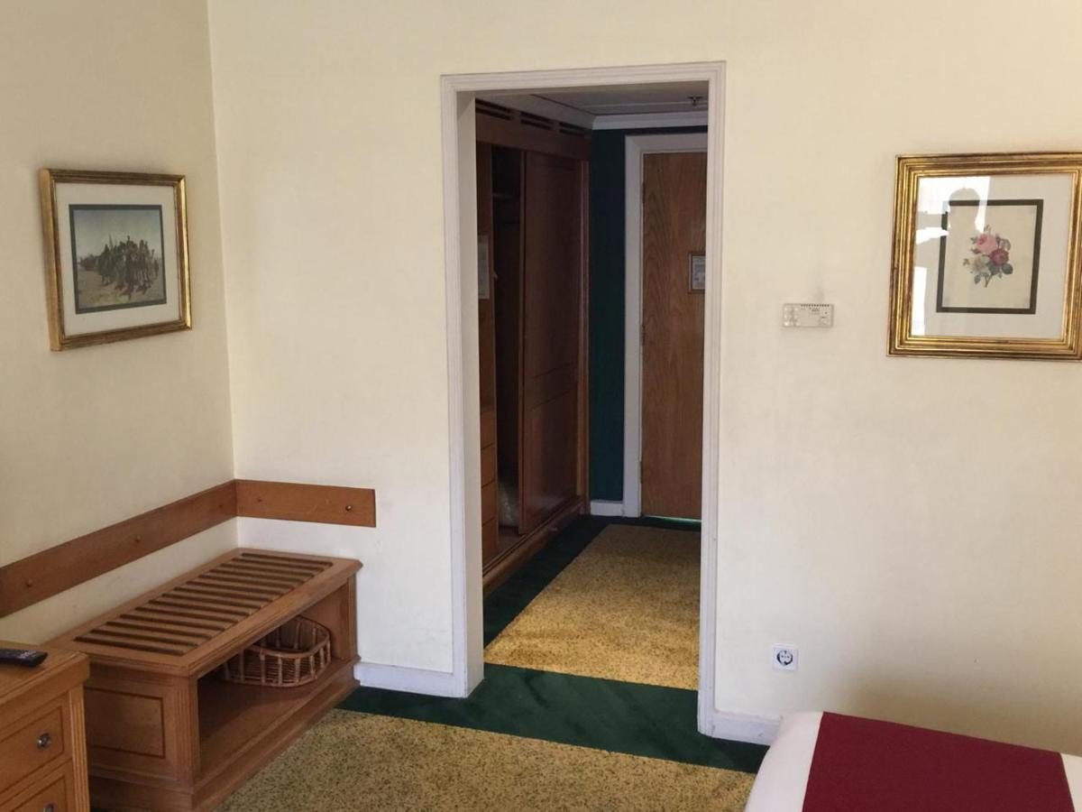 Amarante Pyramids Bed Room - image 7